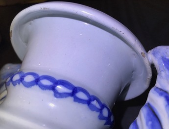 Une paire de vases d'autel en fa&iuml;ence de Delft en bleu et blanc &agrave; d&eacute;cor de chinoiserie, fin du 17&egrave;me
