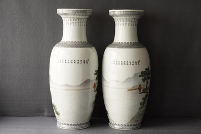 Een paar Chinese vazen met paarden en drie famille rose jardini&egrave;res, Republiek, 20e eeuw