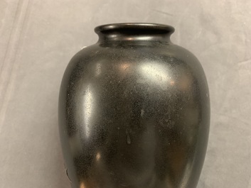 Deux vases en bronze incrust&eacute; et un ikebana &agrave; d&eacute;cor d'un aigle, Japon, Meiji, 19/20&egrave;me