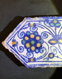 Vier majolica tegels uit de kapel van F&egrave;re-en-Tardenois, atelier Guido Andries, Antwerpen, ca. 1530