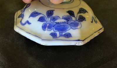 Un vase couvert en porcelaine de Chine bleu et blanc, &eacute;poque Transition