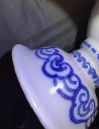 Une paire de vases d'autel en fa&iuml;ence de Delft en bleu et blanc &agrave; d&eacute;cor de chinoiserie, fin du 17&egrave;me