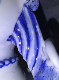 Une paire de vases d'autel en fa&iuml;ence de Delft en bleu et blanc &agrave; d&eacute;cor de chinoiserie, fin du 17&egrave;me