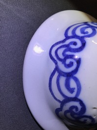 Une paire de vases d'autel en fa&iuml;ence de Delft en bleu et blanc &agrave; d&eacute;cor de chinoiserie, fin du 17&egrave;me