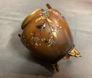 Deux vases en bronze incrust&eacute; et un ikebana &agrave; d&eacute;cor d'un aigle, Japon, Meiji, 19/20&egrave;me