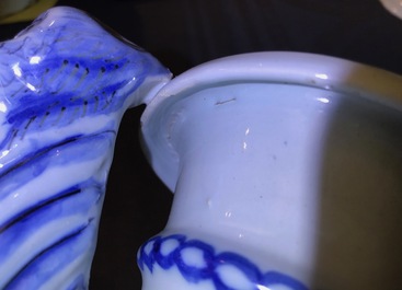 Une paire de vases d'autel en fa&iuml;ence de Delft en bleu et blanc &agrave; d&eacute;cor de chinoiserie, fin du 17&egrave;me