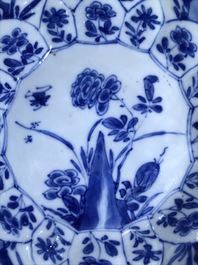 Un bol octagonal en porcelaine de Chine bleu et blanc &agrave; d&eacute;cor floral, Kangxi