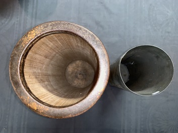 Deux vases en bronze incrust&eacute; et un ikebana &agrave; d&eacute;cor d'un aigle, Japon, Meiji, 19/20&egrave;me