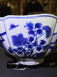 Un bol en porcelaine de Chine bleu et blanc, marque de Chenghua, Kangxi