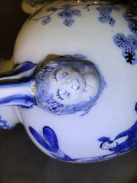 Une paire de vases d'autel en fa&iuml;ence de Delft en bleu et blanc &agrave; d&eacute;cor de chinoiserie, fin du 17&egrave;me