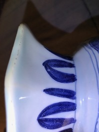 Een grote blauwwitte Delftse vaas met chinoiserie decor, eind 17e eeuw