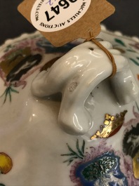 Une paire de terrines en porcelaine de Chine famille rose pour le march&eacute; hollandais, blasons de Nauta Beuckens et Swalue, Qianlong
