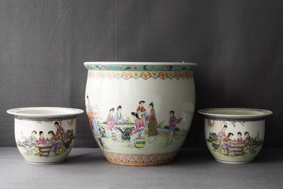 Een paar Chinese vazen met paarden en drie famille rose jardini&egrave;res, Republiek, 20e eeuw