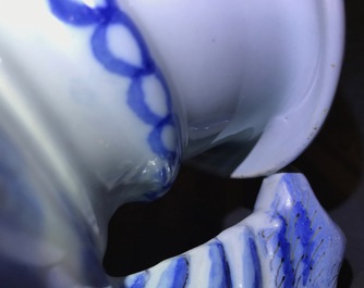Une paire de vases d'autel en fa&iuml;ence de Delft en bleu et blanc &agrave; d&eacute;cor de chinoiserie, fin du 17&egrave;me