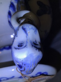 Une paire de vases d'autel en fa&iuml;ence de Delft en bleu et blanc &agrave; d&eacute;cor de chinoiserie, fin du 17&egrave;me