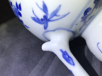 Een Chinese blauwwitte kalebasvormige schenkkan, Transitie periode
