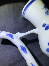 Een Chinese blauwwitte kalebasvormige schenkkan, Transitie periode