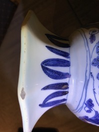 Een grote blauwwitte Delftse vaas met chinoiserie decor, eind 17e eeuw
