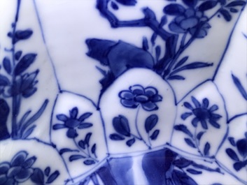 Un bol octagonal en porcelaine de Chine bleu et blanc &agrave; d&eacute;cor floral, Kangxi