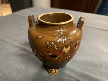 Deux vases en bronze incrust&eacute; et un ikebana &agrave; d&eacute;cor d'un aigle, Japon, Meiji, 19/20&egrave;me