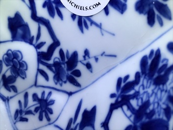 Un bol octagonal en porcelaine de Chine bleu et blanc &agrave; d&eacute;cor floral, Kangxi