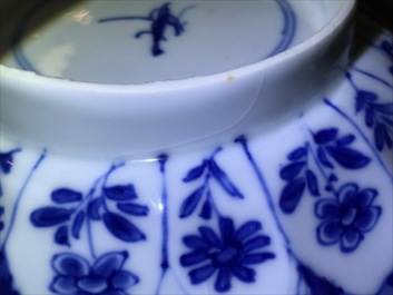 Un bol octagonal en porcelaine de Chine bleu et blanc &agrave; d&eacute;cor floral, Kangxi
