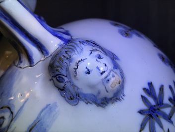 Une paire de vases d'autel en fa&iuml;ence de Delft en bleu et blanc &agrave; d&eacute;cor de chinoiserie, fin du 17&egrave;me