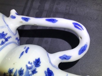 Een Chinese blauwwitte kalebasvormige schenkkan, Transitie periode