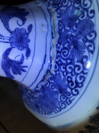 Een grote blauwwitte Delftse vaas met chinoiserie decor, eind 17e eeuw