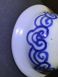 Une paire de vases d'autel en fa&iuml;ence de Delft en bleu et blanc &agrave; d&eacute;cor de chinoiserie, fin du 17&egrave;me
