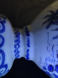 Une paire de vases d'autel en fa&iuml;ence de Delft en bleu et blanc &agrave; d&eacute;cor de chinoiserie, fin du 17&egrave;me