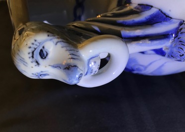 Une paire de vases d'autel en fa&iuml;ence de Delft en bleu et blanc &agrave; d&eacute;cor de chinoiserie, fin du 17&egrave;me