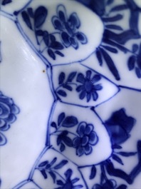 Un bol octagonal en porcelaine de Chine bleu et blanc &agrave; d&eacute;cor floral, Kangxi