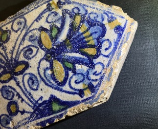 Vier majolica tegels uit de kapel van F&egrave;re-en-Tardenois, atelier Guido Andries, Antwerpen, ca. 1530
