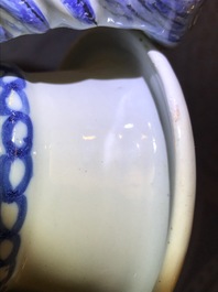 Une paire de vases d'autel en fa&iuml;ence de Delft en bleu et blanc &agrave; d&eacute;cor de chinoiserie, fin du 17&egrave;me