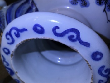 Une paire de vases d'autel en fa&iuml;ence de Delft en bleu et blanc &agrave; d&eacute;cor de chinoiserie, fin du 17&egrave;me