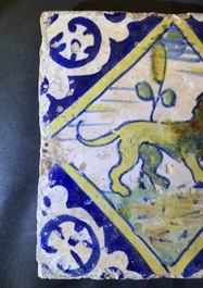 Deux carreaux en majolique &agrave; d&eacute;cor d'un ours et d'un chien, Anvers ou Middelbourg, fin du 16&egrave;me