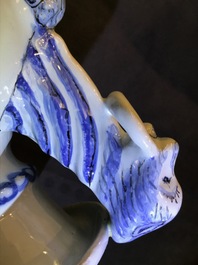 Une paire de vases d'autel en fa&iuml;ence de Delft en bleu et blanc &agrave; d&eacute;cor de chinoiserie, fin du 17&egrave;me