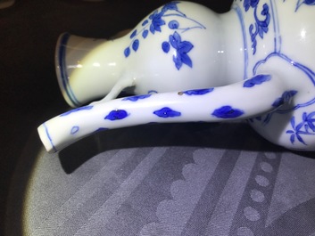 Een Chinese blauwwitte kalebasvormige schenkkan, Transitie periode
