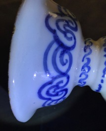 Une paire de vases d'autel en fa&iuml;ence de Delft en bleu et blanc &agrave; d&eacute;cor de chinoiserie, fin du 17&egrave;me