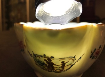 Een Chinese famille rose sauskom en een bord met het wapen van Van Tets, Qianlong