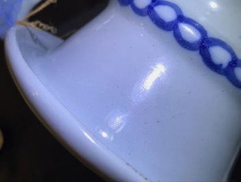 Une paire de vases d'autel en fa&iuml;ence de Delft en bleu et blanc &agrave; d&eacute;cor de chinoiserie, fin du 17&egrave;me