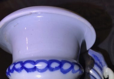 Une paire de vases d'autel en fa&iuml;ence de Delft en bleu et blanc &agrave; d&eacute;cor de chinoiserie, fin du 17&egrave;me