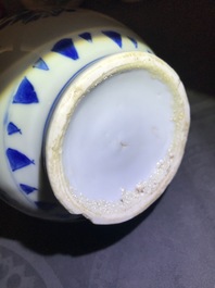 Een Chinese blauwwitte kalebasvormige schenkkan, Transitie periode