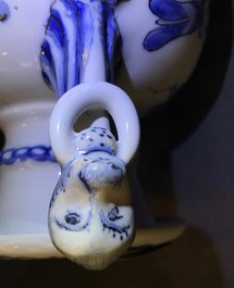 Une paire de vases d'autel en fa&iuml;ence de Delft en bleu et blanc &agrave; d&eacute;cor de chinoiserie, fin du 17&egrave;me