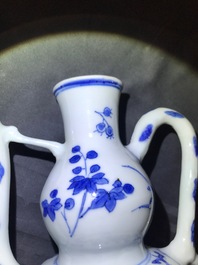 Een Chinese blauwwitte kalebasvormige schenkkan, Transitie periode