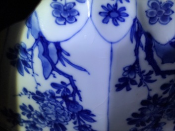 Un bol octagonal en porcelaine de Chine bleu et blanc &agrave; d&eacute;cor floral, Kangxi