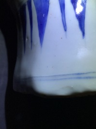 Un vase couvert en porcelaine de Chine bleu et blanc, &eacute;poque Transition