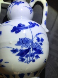 Een Chinese blauwwitte kalebasvormige schenkkan, Transitie periode