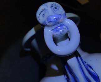 Une paire de vases d'autel en fa&iuml;ence de Delft en bleu et blanc &agrave; d&eacute;cor de chinoiserie, fin du 17&egrave;me